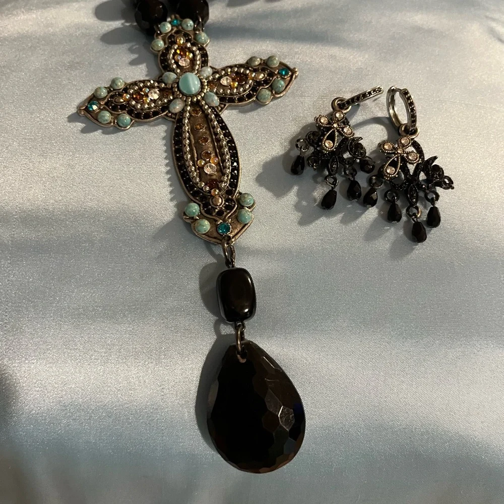 Elegant Black Beaded Necklace and Earring Set - Picture 2 of 4